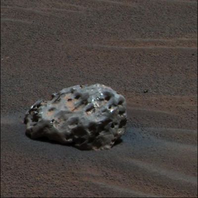 Skull Rock is an iron-nickel meteorite! - Sol 339 (Approximate True Colors; credits: NASA/JPL-Caltech)
Dunque avevamo visto giusto: Skull Rock sembrava "estranea" al paesaggio Marziano di Meridiani Planum perchè NON è una roccia Marziana! Skull Rock è - a quanto dice la NASA - il frammento di una meteora precipitata su Marte. EccoVi la caption NASA originale:"NASA's Mars Exploration Rover Opportunity has found an iron meteorite on Mars, the first meteorite of any type ever identified on another planet. The pitted, basketball-size object is mostly made of iron and nickel. Readings from spectrometers on the Rover determined that composition. Opportunity used its panoramic camera to take the images used in this approximately true-color composite on Sol 339. This composite combines images taken through the PanCam's 600-nanometer (red), 530-nanometer (green) and 480-nanometer (blue) filters".
Parole chiave: Meteorite on Mars