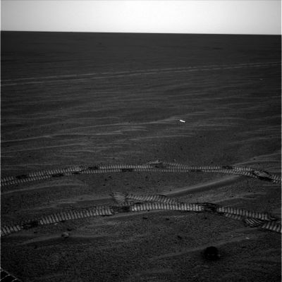 Panorama on Sol 340: around the man-made impact crater
Da notare, in questo frame molto bello e ad elevata definizione, un rottame a forma tubolare - di colore argenteo e visibile quasi al centro dell'immagine - il quale ci ricorda un'Anomalia di superficie che avevamo incontrato nell'area Gusaev Crater, durante il viaggio di Spirit verso il Bonneville Crater. Si tratta in entrambi i casi di un "rottame"? In questo frangente - ossìa per Opportunity - diremmo di si: le circostanze (in particolare quelle relazionate al luogo di riptrovamento), sono quasi univocamente a favore del "rottame"; ma nel caso di Spirit...I due oggetti argentei si assomigliano - e questo è un fatto - ma Spirit, quando si è imbattuto nell'Anomalia di superficie, era - a quanto ci è dato vedere e valutare (mappe NASA alla mano) - ancora piuttosto lontano (anzi: molto lontano) dal luogo di impatto dell'Heat-Shield.
Dunque? Dunque si tratta di un altro piccolo mistero per il quale le informazioni NASA non ci forniscono alcun aiuto (anzi...).
Parole chiave: Heat-Shield and surroundings