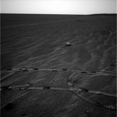 Panorama on Sol 340: around the man-made impact crater
Il cammino percorso da Opportunity verso lo Scudo termico si può seguire a ritroso, grazie alle tracce lasciate dal Rover sulle sabbie arancioni (?) di Marte. Solitaria, nel deserto di Meridiani Planum, una roccia affiora dalle sabbie e ci ricorda - con le sue strane forme ed i buchi che la caratterizzano - il "teschio" di un animale sperdutosi in una di queste fornaci naturali e quindi sopraffatto dalla calura e dalla sete. Forse si tratta di una visione macabra, ma la roccia che vediamo in questo frame assomiglia davvero al teschio di un animale che affiora dalle sabbie.
Parole chiave: Heat-Shield and surroundings