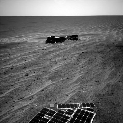 Panorama on Sol 340: around the man-made impact crater
Un piccolo commento di chiusura, in ordine al man-made crater (che abbiamo deciso di chiamare "Heat Crater"): come mai le ruote del Rover lasciano tracce così profonde sul suolo Marziano, mentre il cratere da impatto causato dallo Scudo Termico (un frammento di metallo pesante qualche quintale, lanciato in caduta libera) è (sembra) così "superficiale"? Secondo noi questa è una incongruenza sulla quale - forse - varrebbe la pena di porsi delle domande. 
O forse ci sbagliamo ed è solo la nostra mancanza di fiducia nella NASA e - soprattutto - nelle informazioni che essa divulga a farci vedere una serie di incongruenze e di misteri che, in realtà, non esistono. Forse.
Ma Voi cosa dite?
Parole chiave: Heat-Shield and surroundings