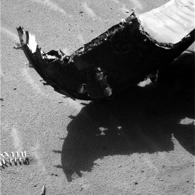 Close view of the Heat-Shield (1)
Dettaglio ravvicinatissimo di un frammento dello Scudo Termico. Molto suggestiva la veduta di questo rottame metallico laddove messa in rapporto alla superficie che fa da sfondo all'immagine e che ci mostra i Martian Berries. Come dire? Un oggetto, tutto sommato, familiare (e palesemente opera dell'Uomo) il quale viene posto in relazione immediata e diretta con un paesaggio del tutto alieno. Siamo certi che alla NASA non fanno valutazioni di tipo "artistico" sulle immagini che scattano e ricevono, ma se le facessero, questo frame - secondo noi - meriterebbe davvero un premio per come è stato concepito e realizzato.
Parole chiave: Heat-Shield