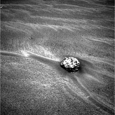 Skull Rock: an unusual stone near the Heat-Shield
Guardate attentamente: a noi sembra che Skull Rock sia totalmente ricoperta di buchi. Non Vi sembra strano? Una roccia porosa nel bel mezzo di un deserto e comunque molto lontano da fornaci vulcaniche...Che cosa potrà mai essere quella pietra? E che cosa l'avrà ridotta in quelle condizioni? Forse varrebbe la pena cercare di analizzarla. Questa è la nostra idea; poi vedremo che cosa penseranno di fare al Centro Controllo Missione (probabilmente nulla...).
Parole chiave: Mars rocks, sand and debris