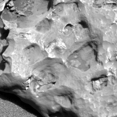 Skull Rock, the iron-nickel meteorite, from very close (Sol 349)
Ripresa ravvicinata della "meteorite" Marziana costituita, secondo le prime analisi effettuate dai Tecnici NASA, da ferro e nickel. In questo close-up, tuttavia, vogliamo attirare la Vostra attenzione sopra un particolare piuttosto interessante. Guardate Skull Rock, in basso, verso la Vostra Sn. Noterete una serie di forellini e di fessure scure e, su uno di essi, si nota bene una striscia bianca perpendicolare al piano di osservazione (si tratta di un artefatto fotografico). Questo artefatto - che conosciamo molto bene... - si forma solo quando l'oggetto ripreso presenta delle porzioni della sua superficie le quali sono ad altissima riflettenza (pensate agli Scudi Termici di Bonneville e di Endurance Crater, per esempio). C'è dunque qualcosa che brilla al Sole "dentro" Skull Rock: ma si tratterà di cristalli o di frammenti di metallo?
Parole chiave: Meteorite on Mars