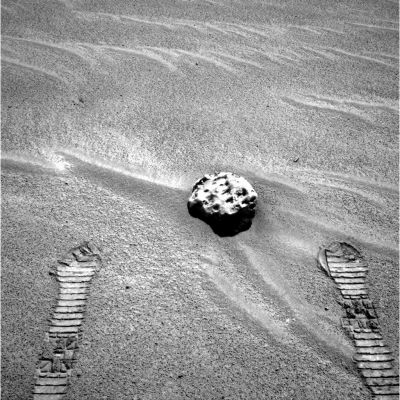 Farewell Skull-Rock! - Sol 352
Le analisi sono terminate: una volta accertato che Skull-Rock è un pezzo di ferro e nickel e che non si tratta di una roccia indigena, Opportunity si ritrae e, probabilmente, si avvia ad iniziare la sua (speriamo lunga) marcia verso Sud.
In questo frame, oltre ad un bellissimo scorcio di Skull-Rock, le solite tracce, nette e profonde, lasciate dalle ruote del Rover sulle sabbie (umide?) di Marte ed i Martian Berries che costellano tutta questa zona di Meridiani Planum.
Un frame davvero molto bello.
Parole chiave: Meteorite on Mars
