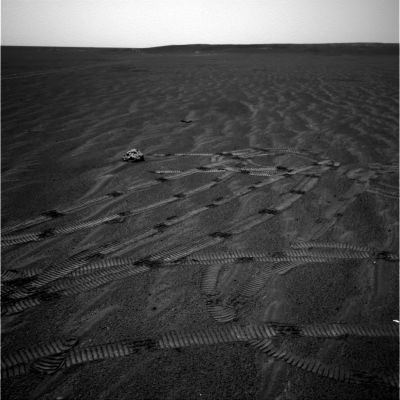 Looking back at Skull Rock
Le profonde tracce lasciate dal Rover Opportunity si stendono per svariate centinaia di metri e, in questo splendido frame relativo al Sol 354, si vedono chiaramente "circondare" Skull Rock.
Un'immagine "cartolina", molto bella, che non ci dice molto ma che sicuramente ci aiuta ad apprezzare - ancora una volta - questo straordinario deserto chiamato Meridiani Planum.
Parole chiave: Anomalous rock formation
