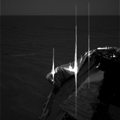 Shining in the Sun! (1) - Sol 354
L'effetto "goccia/striscia di luce" che è tipico del Sole che si riflette su un corpo metallico. E' grazie a questo particolare artefatto fotografico che siamo riusciti a vedere - con notevole anticipo rispetto allo stesso Centro Controllo Missione - gli Scudi Termici di Opportunity (vicino ad Endurance) e di Spirit (sul ciglio del Cratere Bonneville).
Sempre ammettendo che l'oggetto visibile sul bordo del Cratere Bonneville sia effettivamente lo Scudo Termico (o parte di esso) di Spirit...
Parole chiave: Heat-Shield