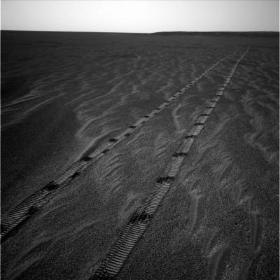 Heading South and bye-bye, Heat-Shield!... - Sol 359 (1 - RAW b/w Original NASA/MER Opportunity Frame)
Le immagini non lasciano dubbi: Opportunity se ne sta andando verso Sud, lasciandosi alle spalle Eagle Crater, Endurance Crater ed il suo Scudo Termico che, come vedrete nel frame successivo, brilla sotto il Sole delle 13:30 (circa) MLT.
Quanta strada il nostro Amico Rover riuscirà a percorrere nel deserto di Meridiani Planum, prima di soccombere alle polveri che copriranno i suoi pannelli rendendo così impossibile il ricarico di energia? O forse la marcia proseguirà senza soste e senza problemi? Scopriremo qualcosa? Dobbiamo solo aspettare e guardare in giro: Opportunity sta facendo il suo lavoro nel modo migliore; il resto è nelle mani del Centro Controllo Missione...
Parole chiave: Mars Panorama
