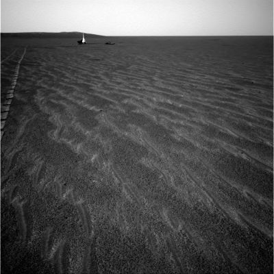 Heading South and bye-bye, Heat-Shield!... - Sol 359 (2 - RAW b/w Original NASA/MER Opportunity Frame) 
Lo Scudo Termico brilla sotto il Sole e produce il solito artefatto fotografico al quale siamo ormai abituati. Ora - almeno in teoria - Opportunity non dovrebbe più incontrare lungo il suo cammino altri rottami metallici, quindi...Attenzione agli (eventuali) riflessi luminosi che dovessimo incontrare nel prosieguo della marcia: non ci sono più "back-shells", "parachutes" ed "heat-shields" ai quali appigliarsi, ora, per giustificare la presenza di nuovi "riflessi metallici" su Marte!
Parole chiave: Mars Panorama