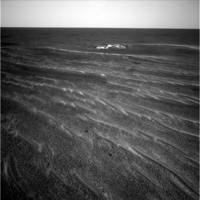 Is this "Argo"? - Sol 361
Immagine ottenuta durante il Sol 361 del Rover Opportunity: siamo ad una distanza di circa 35/40 metri da un affioramento roccioso (ci sembra una versione in miniatura dei "pavimenti rocciosi" di Endurance) che occhieggia dalla fiancata di un avvallamento che potrebbe ragionevolmente essere il Cratere Argo, verso il quale il Rover si sta dirigendo. 
Update del giorno 26 Febbraio 2005: il piccolo cratere di cui riusciamo a distinguere le modestissimi "pareti" rocciose è effettivamente Argo (come da Mappa "Opportunity Traverse up to Sol 404", pubblicata nella Sezione "Mars Opportunity Anomalies and Maps").
Parole chiave: Mars Panorama