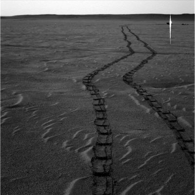 The "distant shine" of the Heat-Shield... (RAW NASA b/W frame)
Sempre più lontano, con il grande Endurance Crater sullo sfondo, vediamo brillare nel Sole del pomeriggio lo Scudo Termico della Sonda Opportunity. Il consueto "artefatto fotografico" (la "goccia di luce") caratterizza l'immagine. Ben visibili e suggestive sono le tracce - sempre profonde ed ottimamente definite - lasciate dal Rover sulle sabbie di Meridiani Planum.
Il cammino verso Argo, procede!
Parole chiave: Heat-Shield and surroundings