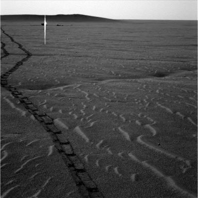 The "distant shine" of the Heat-Shield... (2)
Un leggero cambio di prospettiva, ma l'immagine è analoga alla precedente e, come la precedente, è molto bella e suggestiva.
Non ci sembra necessario fare altri commenti; solo un rilievo: guardate con attenzione le "profonde tracce del Rover"!...
Parole chiave: Heat-Shield and surroundings