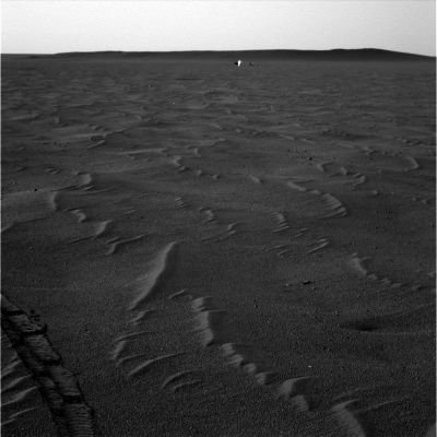 Where are the "tracks"?!? (1)
E' passato un Sol (siamo al 362) rispetto alle ultime due immagini proposte ed in questo frame vediamo, leggermente più lontano, il Cratere Endurance e la "scintilla" dell'Heat-Shield. Le impronte del Rover si intravedono appena in basso alla Vostra Sn. Secondo noi si sarebbero dovute vedere - sebbene debolmente - anche accanto allo Scudo Termico.
Eppure non ci sono.
Lontananza eccessiva, prospettiva o immagine ritoccata?
Decidete Voi...
Parole chiave: Heat-Shield and surroundings - Controversial image