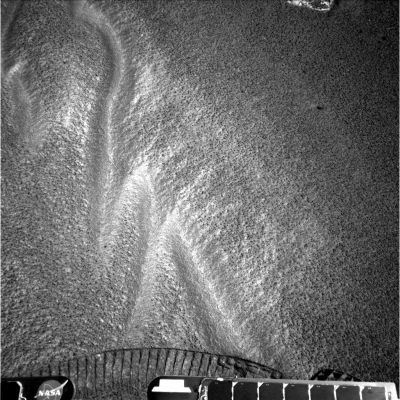 "Sidewinders", "Berries" and Rover Tracks, from very close
Immagine ravvicinata di alcune "sinuose dunette" (Sidewinders), dei soliti "frutti di bosco" - o "sferule" - (Berries) e delle profonde e scure impronte lasciate dalle ruote del Rover.
Nulla di particolare, in verità, se non il fatto che questo frame è stato ottenuto durante il Sol 365 di Opportunity e quindi...Un secondo "Compleanno Marziano", dopo quello di Spirit!!!
Parole chiave: Mars rocks, sand and debris