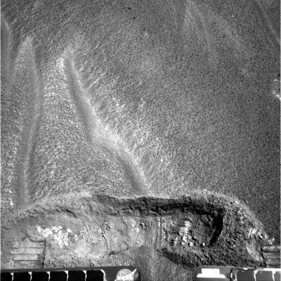 Digging...
Il terreno di Meridiani Planum, a dispetto delle apparenze e della temperatura (durante il giorno, ufficialmente, nonostante il Sole brillante siamo sempre abbondantemente sotto lo 0), rimane piuttosto "soffice", vista la semplicità con cui il Rover riesce a scavare buche profonde svariati centimetri. 
Buche interessanti e contraddittorie, a ben guardare...
Parole chiave: Mars rocks, sand and debris - Controversial image