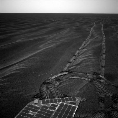 Tracks and dunes (1) - Sol 366
Osservate questo frame: le profonde tracce lasciate dal Rover Opportunity mentre si allontana da Endurance Crater e dallo Scudo Termico si affiancano (ed anche sovrappongono) ad alcune dune che, in ragione della loro forma, abbiamo battezzato Side-Winders. Ora riflettiamo un pò: come si formano le dune? E quali condizioni MINIME devono verificarsi affinchè le dune si formino?
Le dune si formano grazie al vento il quale, in un certo senso, modella le sabbie. Ma le sabbie, per essere "modellate", come devono essere? Diremmo "sottili" e "asciutte", come minimo!
Allora la domanda che ci poniamo - così sposando la Teoria del Dr Feltri - è molto semplice: dato e premesso che le sabbie di Meridiani Planum (e forse dell'intero Pianeta Rosso), a quanto ci è dato vedere e capire, hanno una consistenza simile a quella della "terra bagnata" (osservate ancora le tracce lasciate dalle ruote dei Rover per renderVi conto bene!), come accidenti fa il vento a modellarle??? 
Parole chiave: Mars dunes - Controversial Image