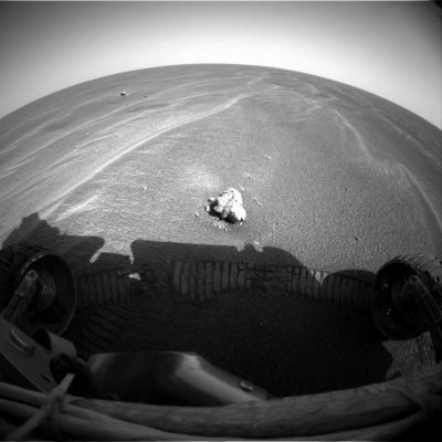 Sol 379: is there another "meteorite" on Mars?!? (2)
Il Rover sembra dirigersi con grande sicurezza e "passo veloce" verso questa nuova (possibile) "Singolarità": siamo a circa un metro di distanza dal nuovo target però...però c'è qualcosa che non va: la nostra impressione (maturata usando i Side-Winders come riferimento) è che la roccia vicino a cui si è portato il Rover adesso (e che vediamo in questo frame) NON SIA la stessa che avevamo visto nell'immagine precedente. 
Ci sbagliamo? Abbiamo ragione? Osservate Voi stessi e giudicate: avete TUTTI gli elementi per farlo...
Parole chiave: Mars rocks, sand and debris - Controversial image
