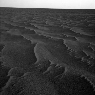 Side-Winders (1) - Sol 381
Tre istantanee delle "dune sinuose" che caratterizzano il deserto (o presunto tale) di Meridiani Planum: i Side-Winders (un nome convenzionale inventato da Lunar Explorer). 
Potremmo spendere ore per cercare di venire a capo di queste stranissime configurazioni del terreno, senza muovere un passo in avanti. Diciamo questo: alla NASA dicono che Meridiani Planum è un deserto convenzionale e che i Side-Winders sono semplici dunette, fatte di sabbie sottili che il vento, soffiando, 'disegna' nel modo che vedete. Va bene.
Noi obbiettiamo che: 1) le sabbie di Meridiani Planum, a giudicare dalle tracce lasciate dal Rover, sono piuttosto compatte e non ci  pare possibile che il vento possa smuoverle a piacere; 2) se si tratta davvero di sabbie (sottili, ovviamente) che il vento smuove e modella a piacere, come mai i pannelli solari del Rover sono così puliti (addirittura più puliti di quelli di Spirit)? Certo, ci sono circa 6 mesi di permanenza del Rover all'interno del Cratere Endurance...
Parole chiave: Mars dunes
