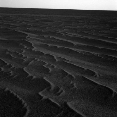 Side-Winders (2) - Sol 381
...e questo è un dato importante, di cui bisogna tenere un giusto  conto (come già dicevamo in passato). 
Tuttavia le sabbie arancio scuro e verdastre di Meridiani Planum continuano a NON sembrarci particolarmente sottili e volatili da poter essere semplicemente modellate dal vento e dunque... Dunque bisognerebbe incominciare a chiedersi che cosa sono davvero i Side-Winders, lasciando da parte le teorie "comode".
Parole chiave: Mars dunes