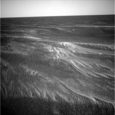 Argo? No: this is Jason! (1) - Sol 382
Siamo giunti a poche decine di metri da una leggera depressione nel terreno - apparentemente di forma circolare - che assomiglia ad un cratere. Si tratta forse di "Argo", il piccolo cratere di cui parlavano gli Scienziati qualche tempo fa? 
Update del giorno 26 Febbraio 2005: il cratere che si vede in questi frames NON è Argo (già da tempo superato), bensì Giasone (Jason), come ben si può vedere dalla Mappa "Opportunity Traverse up to Sol 404" che potete trovare nella Sezione "Mars Opportunity Anomalies and Maps". Una domanda: ma secondo Voi, quando i Tecnici del Centro Controllo Missione hanno battezzato questo cratere "Jason", stavano pensando al "Vello d'Oro" o a "Venerdì 13"?!?...
Parole chiave: Craters