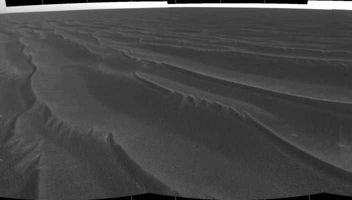 Full Panorama on Sol 383 - Side-Winders and Solar Panels (1)
Spettacolare panoramica del "deserto" di Meridiani Planum, così come appare agli occhi di Opportunity durante la sua marcia record del Sol 383. 
Non ci sono - almeno in apparenza - Singolarità da segnalare o evidenti curiosità da evidenziare: solo quelle dune sinuose (che abbiamo battezzato "Side-Winders") che Scienziati e Ricercatori continuano - con sicurezza - ad attribuire al vento e, in parte, anche all'azione dei cosiddetti "Dust-Devils" (ossìa dei vortici d'aria i quali si caratterizzano per l'essere violentissimi - n.b.: all'interno di un Dust Devil si ritiene che il movimento d'aria possa raggiungere e superare i 200 Km orari - ed estremamente localizzati - i Dust Devils sono, di fatto, dei "piccoli" vortici!) i quali si muovono "serpeggiando" (letteralmente) sulla superficie di Marte esattamente come un aspirapolvere farebbe su un qualsiasi pavimento. 
Parole chiave: Mars Panorama
