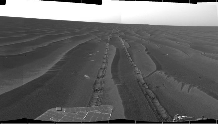 Full Panorama on Sol 383 - Side-Winders and Solar Panels (3)
Se i Dust-Devils, infatti, operano alla stregua di un aspirapolvere e di una lucidatrice (paragoni irriverenti, lo sappiamo, ma che descrivono con una certa precisione l'operatività di questi piccoli vortici), il risultato della loro azione si manifesta sotto forma di superfici "piallate e lucidate" le quali, dall'alto (ed a seconda delle caratteristiche e delle proprietà del terreno su cui il Dust-Devil è passato), si vedono ora di colore chiaro (se il transito è avvenuto su una superficie scura) ed ora di colore scuro (se il passaggio è avvenuto su una superficie chiara). 
Ma i Side-Winders non sono una "piallatura" del terreno, anzi: se li guardate bene noterete che essi, semmai, formano dei "dossi", e cioè l'esatto contrario di un terreno piallato!
Inoltre, come abbiamo già avuto occasione di notare in passato, la superficie di Meridiani Planum ha - almeno in apparenza... - la consistenza della "sabbia umida/bagnata" e quindi l'azione di un turbine localizzato quale è il Dust-Devil, si manifesterebbe (a nostro parere) in maniera anche visivamente molto diversa. 

Dunque, se l'azione dei Dust-Devils non può essere la causa dei Side-Winders e se le sabbie di Meridiani Planum hanno davvero la consistenza della terra umida (se non bagnata, addirittura), ne dovrebbe anche conseguire che la formazione di queste dune sinuose NON può neppure essere ricondotta alla azione generale dei venti Marziani (che sono, almeno di regola, più deboli dei Dust-Devils - in termini di rapidità della massa d'aria spostata). 

Ricapitoliamo: se queste nostre congetture sono (almeno in parte) corrette, se ne dovrebbe dedurre che i Side-Winders NON sono e NON possono essere il prodotto dei piccoli turbini chiamati Dust-Devils nè dei venti Marziani o di altri fenomeni comunque associati al vento ed ai movimenti di masse d'aria.
Parole chiave: Mars Panorama