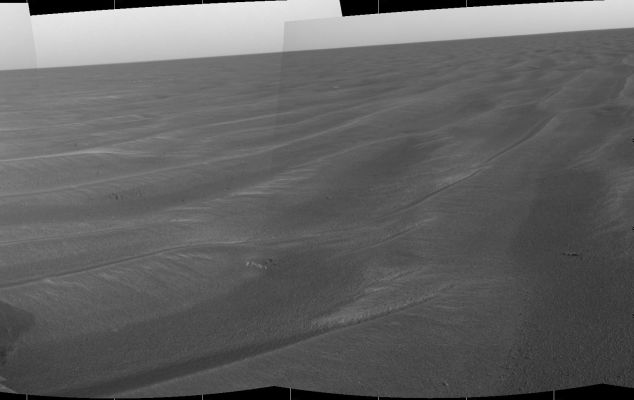Full Panorama on Sol 383 - Side-Winders and Solar Panels (5)
Noi naturalmente non pretendiamo di essere nel giusto: stiamo solo usando la logica e le nozioni elementari di meteorologia Marziana che la NASA e l'ESA ci mettono a disposizione, cercando di adottare, nelle nostre costruzioni, un pò di buon senso ed un pizzico di capacità di osservazione. 
Le basi - certamente non solidissime, ma neppure fatiscenti - delle nostre "teorie" si trovano nell'associazione che possiamo stabilire tra le 'Informazioni Possedute' e le 'Immagini Disponibili'. La nostra attività di Ricerca è tutta qui: ogni fenomenologia, su Marte come su Venere o sulla Terra, si esprime attraverso un semplice, coerente e lineare - almeno nella maggior parte dei casi - rapporto fra "cause" ed "effetti".
Quello che noi abbiamo notato (e che cerchiamo, tutte le volte in cui ne abbiamo l'occasione, di far notare anche a Voi) è che questo rapporto "Informazioni/Immagini" e "Cause/Effetti", su Marte (e non solo...) si dimostra profondamente incoerente ed assai poco lineare. 
Come mai?
Parole chiave: Mars Panorama