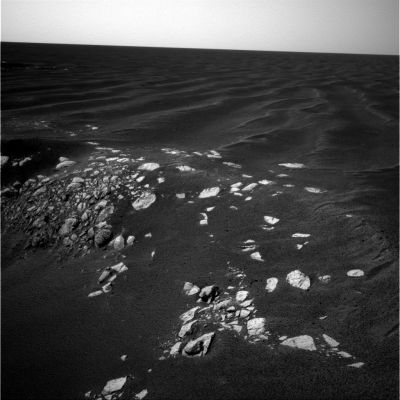 The "thin" paved walls of Naturaliste Crater - Sol 387
Le consuete formazioni rocciose che avevamo già visto all'interno dell'Eagle Crater - il cratere di landing - ora le rivediamo sulla via che conduce al Vostok Crater. In questo caso, però, si tratta (ancora) del Cratere "Naturaliste".
Parole chiave: Mars craters
