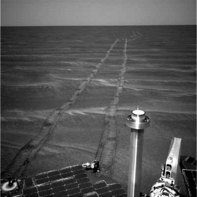 What a long way!...
Un'occhiata alle spalle del Rover, per vedere il cammino percorso una volta fuori dal Cratere Endurance. Un frame forse ridondante, ma certamente molto suggestivo.
Parole chiave: Postcards from Mars