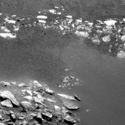 Another puddle on Mars?
Stessa immagine (identica) del frame precedente, ma cambio di filtro/colore: l'effetto "acqua", pur persistendo, si modifica e si attenua. 
Provate ad andare a riprendere le immagini di "Tipuna Rock" e mettetele a confronto con queste ultime: l'effetto ottico che ha ingannato tanti Appassionati nel primo caso è lo stesso che si è manifestato in questi 2 frames!
Parole chiave: Mars rocks, sand and debris