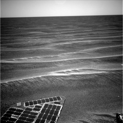Side-Winders and Solar Panels (1) - Sol 397
Due frames che ci mostrano i pannelli solari distesi sul suolo di Meridiani Planum e, poco oltre, gli affascinanti Side-Winders che dominano tutta la scena. Operando un modesto ingrandimento del frame si possono vedere anche delle rocce (alcune chiare, altre scure) affiorare dalle sabbie. Un paesaggio desolato, come dicono alla NASA, ma che non dà l'impressione di essere "morto". Peccato che alla NASA, nonostante i loro "best efforts", ancora non sìano riusciti ad offrirci qualche frame in almost true colors di questi scorci così suggestivi...
Parole chiave: Mars Panorama