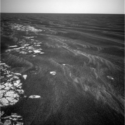 The "paved walls" of Vostok Crater (4)
E' del tutto ovvio che la nostra teorizzazione poggia su elementi meramente visuali i quali, a fronte di riprese diverse e migliori, potrebbero rivelarsi completamente erronei. E' nostra opinione, tuttavia, che - a volte - è meglio fare un'ipotesi (magari anche sbagliata) e quindi aprire una discussione comunque formativa, piuttosto che accettare, quietamente e passivamente, tutte le informazioni "erudite" che la NASA (o chi per essa), di volta in volta, ci elargisce.
Insomma: il fatto di usare la propria testa, le proprie esperienze e le proprie sensazioni (certamente con dei limiti, dettati da logica e buon senso), comporta sicuramente dei rischi, il più grande dei quali è quello di sbagliare valutazioni e dire delle sciocchezze.
Pensare con la propria testa, tuttavia, è in ogni caso un'attività fondamentale per evolvere e quindi maturare (anche attraverso gli errori) in qualsiasi campo, dalle Scienze Planetarie e la Geologia, per giungere alla Letteratura ed alla Storia.
O no?!?
Parole chiave: Craters