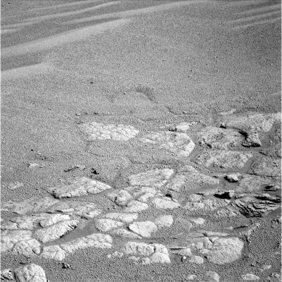 Spherules (1) - Sol 400
Celebriamo il Sol 400 di Opportunity con un primo piano sulle rocce affioranti del Vostok Crater (che il Rover sta fotografando da tre giorni) e su alcune piccole "dune" (che poi sìano sabbiose, terrose o addirittura rocciose non ci è ancora dato saperlo...). Ed inoltre, così come la rubrica di questo frame intitola, primo piano anche sopra un numero davvero impressionante di sferule Marziane le quali, come vedete, coprono la totalità del terreno visibile. 
Notate altresì che, intorno a quasi tutte le rocce, si sono formate delle bordature più scure che riteniamo sìano il prodotto del deposito di sabbie sottilissime le quali, da questa distanza e con questa definizione (e con questo filtro/colore!), sembrano essere davvero dei "rivoli d'acqua".
Parole chiave: Mars spherules