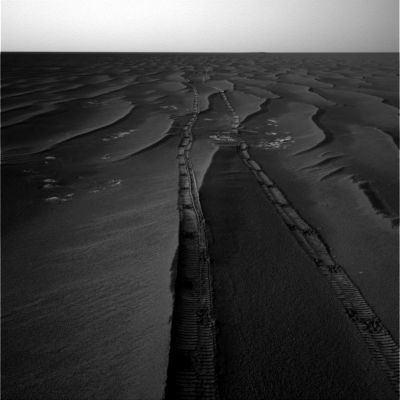 Like waves, in an Ocean of Sand... - Sol 408
I Side-Winders, in fondo (ed un p� 'romanticamente'...), sono come "onde, in un oceano di sabbia": basta guardare immagini come questa per rendersene conto. 
Sullo sfondo, a ridosso dell'orizzonte, si intravede ancora il caratteristico profilo del Cratere Endurance. 
Tuttavia, proprio osservando immagini come questa (e come quelle che seguono), si pu� anche notare che i Side-Winders, in realt�, non seguono "linee di movimento" completamente coerenti, come invece dovrebbe essere se fosse il solo vento a modellarne sagome e profili. Fateci caso, ma non guardate il paesaggio come "assieme", poich� il dettaglio Vi sfuggirebbe.
Guardate un'onda per volta, seguendo una "cresta" per volta e, noterete, che questa 'incoerenza' - leggera, ma evidente - non � solo una sensazione.
Dunque, se non � (solo) il vento di Marte, chi "disegna" i Side-Winders???
Parole chiave: Martian dunes