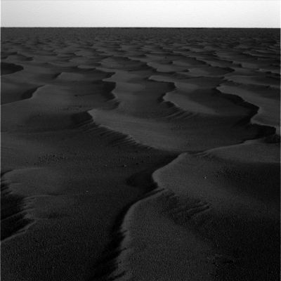 Where do I go now? - Sol 408
Una domanda per nulla peregrina, a giudicare dal piatto ed immenso orizzonte che si stende davanti ad Opportunity: dove andare adesso? Vostok Crater � gi� alle spalle ormai e, almeno a giudicare da questa immagine (simile se non identica a molte altre), non ci sono rilievi "interessanti" alle viste. La nostra idea � che Opportunity proseguir� nella sua marcia verso Sud, lungo un percorso scelto grazie alle foto orbitali di MGS. 
Ci saranno ancora crateri da esplorare e, forse (noi lo speriamo vivamente!) qualche "Black Dune" da guardare da vicino (anche se sembra proprio che questa peculiarit� Marziana sia propria delle aree Polari e presso-Polari.
Comunque siamo certi che le sorprese non mancheranno: per ora ci accontentiamo e continuiamo a guardare i Side-Winders, il cielo e l'orizzonte di Meridiani Planum...
Parole chiave: Mars Panorama