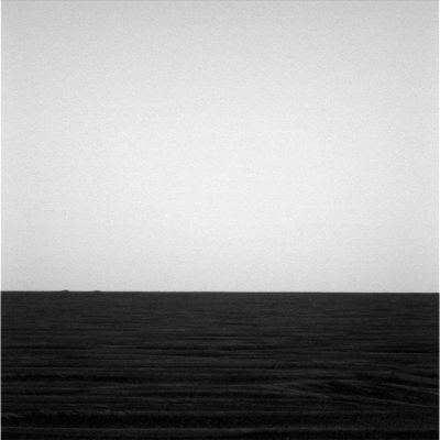 The "cold" Martian horizon: what's down there? - Sol 409
Proprio sulla linea dell'orizzonte, alla Sx dell'Osservatore, ci sembra di vedere dei rilievi rotondeggianti: si tratta, dopo le pareti di Endurance Crater, dei primi rilievi che riusciamo a scorgere sulla superficie di Meridiani Planum. 
Si tratterà di dune più grandi del solito? O forse di piccole colline? O magari dei bordi di qualche altro cratere da impatto? 
Siamo ancora troppo lontani per poterlo dire, ma Opportunity - in questa pianura priva di ostacoli (almeno apparenti...) - si muove  velocemente e quindi...Lo scopriremo in un prossimo futuro (NASA permettendo)!
Parole chiave: Mars Panorama