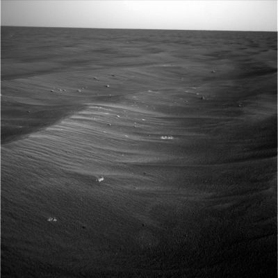 Looking around on Sol 414 (1)
Dopo un "silenzio" durato 5 giorni, ecco che le immagini da Marte hanno ripreso ad arrivare: siamo arrivati al Sol 414 di Opportunity e l'orizzonte prossimo del Rover ci mostra, oltre ai consueti Side-Winders (a dire il vero non molto marcati in questo frame), anche qualche roccia isolata (forse degli ejecta?!?) e, appena affiorante (quasi al centro dell'immagine), forse una porzione - piccolissima - dei "pavimenti" che abbiamo sempre visto nelle prossimità dei crateri. Probabilmente siamo nelle vicinanze di un buried (o di un exhumed) crater, che ancora non riusciamo a cogliere in maniera compiuta.
Parole chiave: Mars Panorama