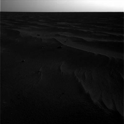 Looking around on Sol 414 (3)
Il panorama diventa, di minuto in minuto, sempre più scuro (sono le 17:22, MLT) e le tenebre calano rapidamente su Marte. In realtà si tratta di un fenomeno ricorrente e ormai ben conosciuto che viene chiamato "dimming" (lett. ---> oscuramento): allorchè il Sole si approssima all'orizzonte, infatti, lo spessore delle polveri che si trovano in sospensione negli strati bassi dell'atmosfera Marziana vengono a creare una vera e propria barriera al passaggio della luce (nota: il "dimming" - purtroppo - è noto anche a noi Terrestri e lo potete sperimentare, oltre che verso sera, anche nelle prime ore del mattino, allorchè lo "smog" - e cioè polveri sottili, fumi e quant'altro - che avvolge le zone basse dell'atmosfera - specialmente in prossimità delle grandi città - ci permette di guardare direttamente il Sole (il quale appare come un disco bianco o arancio/rossastro) senza fare ricorso a speciali strumenti protettivi. Il "dimming", nelle ore del tardo pomeriggio, è la causa del cosiddetto "crepuscolo precoce".
Parole chiave: Mars Panorama