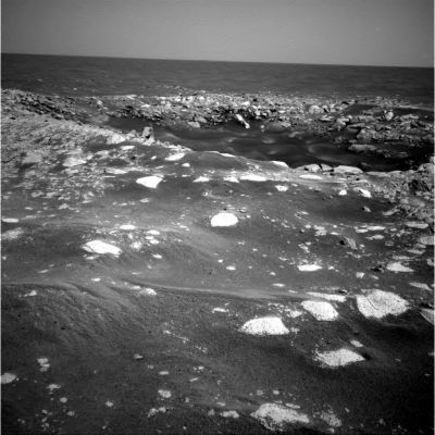 Viking Crater (1) - Sol 421
Spettacolare ripresa panoramica del Cratere Viking, Meridiani Planum. Si tratta di un cratere "giovane", non molto grande ma piuttosto profondo, circondato da una parete frastagliata (e, a nostro parere, insuperabile per Opportunity) e ricca di sporgenze rocciose affini, ma diverse dai "Pavimenti di Endurance". Intorno al cratere, vediamo un enorme quantitativo di ejecta; all'interno del cratere, ancora una volta, riconosciamo quelle sabbie dense e (almeno apparentemente) "fangose" che avevamo già visto all'interno di Endurance. Sulla Vostra Sx, sempre sul bordo del cratere, si vede una sporgenza rocciosa (simile ad una "torretta", di colore biancastro e dalla forma piuttosto curvilinea) la quale si pone in netto contrasto con le sporgenze "secche ed acuminate" che vediamo caratterizzare l'intera area.
Parole chiave: Mars craters