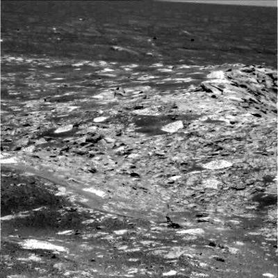 Closer view of Viking Crater (1) - Sol 422
La qualità di questo e dei frames che seguono è tutt'altro che ottima (anzi: diremmo che è davvero brutta!), però le immagini sono importanti per capire qualcosa in più delle fattezze del piccolo Viking Crater e delle rocce che ne formano il bordo. 
A livello di curiosità, Vi invitiamo a guardare attentamente lo sfondo (cioè l'area di Meridiani visibile "oltre" il cratere): esso, per usare un termine caro al nostro Amico Alessio Feltri, è stato - letteralmente - "piallato via" (a colpi di "aerografo"?!?)!

Ma dove sono andati a finire i Side-Winders?
Parole chiave: Mars craters