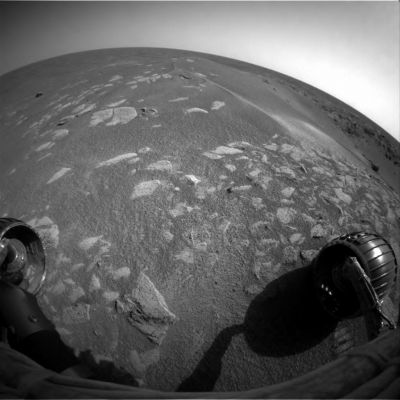 Looking at Viking Crater (1)
Dalla Front HazCam, durante il Sol 423 di Opportunity, riusciamo a dare un'ottima occhiata al terreno circostante il Cratere Viking: innanzitutto non vediamo, questa volta, i "pavimenti Marziani" che tanto ci avevano affascinato (e che, probabilmente, sono correlati ai crateri di dimensioni medio-grandi), bensì delle rocce piatte di modestissime dimensioni che giacciono ricoperte da un sottile strato di polvere e pietrisco. Non riusciamo a capire se queste piccole rocce sìano, in realtà, semplici sporgenze di una pavimentazione rocciosa unitaria oppure se si tratta di pietre separate fra loro e solo apparentemente connesse ad un corpo maggiore. La nostra idea è che l'elemento il quale "tiene insieme" tutte queste piccole rocce non è altro che un mare di fango ormai secco - e della consistenza del cemento - il quale le imprigiona e le fa apparire come porzioni superiori di un pavimento sepolto.
Parole chiave: Mars rocks, sand and debris