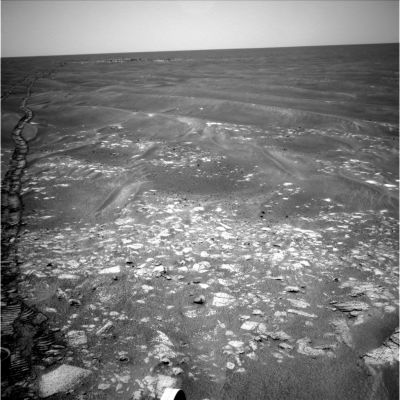 Surroundings and panorama of Voyager Crater (8)
Sebbene sia ormai lontano, possiamo ancora vedere le rocce chiare che caratterizzano il bordo del Viking Crater. Opportunity si fermerà nei pressi del Voyager Crater per 2 o 3 Soles in modo tale da aver il tempo di "ricaricarsi" e scattare qualche immagine di questo piccolo ma interessante rilievo. 
Svolte queste attività, Opportunity inizierà una lunga marcia di avvicinamento al Cratere Erebus (un "gigante", rispetto a Viking e Voyager ma soltanto un "piccoletto" in confronto al Victoria Crater...) il quale, forse, ci riserverà nuove sorprese...
Parole chiave: Mars craters