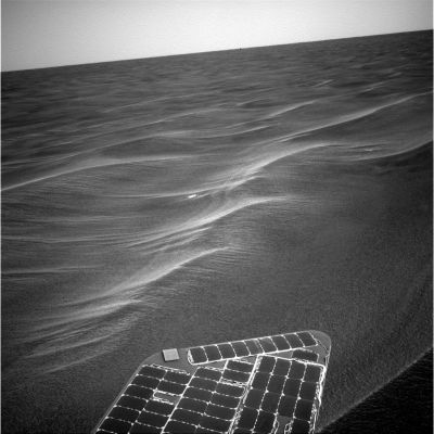 On the way to Erebus Crater (1) - Sol 428
Siamo arrivati nel Sol 428 di Opportunity e, a quanto pare, i Crateri Viking e Voyager già appartengono al passato: adesso il panorama che si stende davanti ad Opportunity è fatto solo di Side-Winders e di qualche macigno isolato. Più a Sud, invisibile ai nostri occhi in questa immagine (ma ne vedrete le pareti esterne nel prossimo frame), il Cratere Erebus. L'oggetto scuro visibile sulla linea dell'orizzonte (e che ci aveva fatto subito pensare ad una nuova - ed enigmatica - Singolarità di superficie), è solo un artefatto fotografico.
Parole chiave: Mars Panorama