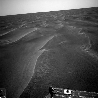 Panorama - Sol 431 (2)
La risposta, a sentire gli Esperti NASA, è nei venti i quali, a parere di costoro, sono in grado di modellare e rimodellare il paesaggio Marziano a piacimento. Che il vento possa modellare la sabbia (a condizione che si tratti di sabbia fine ed asciutta) a noi sembra evidente; il problema, però, è che le evidenze fotografiche che possediamo - le quali, sebbene costituiscano una 'evidenza debole', sono pur sempre una 'evidenza'... - ci mostrano una sabbia Marziana che non sembra nè fine, nè asciutta e, dunque, non modellabile dal vento, per forte che esso possa essere. Comunque non modellabile, date le nostre conoscenze ed i nostri modelli, nel modo in cui appare dalle immagini. 
Non ci credete? E allora andate a vedere i frames 5 e 6 di questa panoramica...
Parole chiave: Mars Panorama