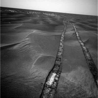Panorama - Sol 431 (5)
Guardate le tracce lasciate dal Rover sulle "sabbie": ma come si può anche solo pensare che simili tracce sìano lasciate su sabbie soggette ad essere modellate dal vento? A dire la verità, il suolo su cui si muove il Rover non sembra nemmeno lontanamente di tipo "sabbioso"! 
E comunque, se si trattase di sabbia vera e propria, dovremmo allora incominciare a domandarci che cosa la "tiene insieme" in un simile modo, così facendola apparire in tutto e per tutto simile alla sabbia che vediamo in spiaggia, in riva al mare, di regola sulla cd. linea del 'bagnasciuga'.
Parole chiave: Mars Panorama - Controversial