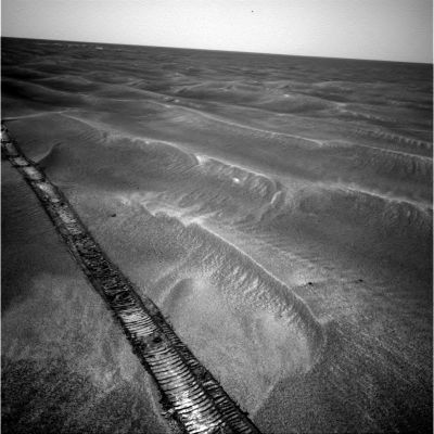 Panorama - Sol 431 (6)
E poi, a pensarci bene, che cos'è quella "polvere bianca" che sembra essere presente solo in alcuni punti della scia lasciata dalle ruote del Rover? Si tratta di un altro (ma quanti ce ne sono?!?) artefatto fotografico, oppure di cristalli illuminati dal Sole che brillano e la loro lucentezza è tale da produrre un effetto ottico il quale si traduce in una sensazione di 'colore bianco' del suolo oppure si tratta di qualcosa d'altro, presente solo a tratti sulla/nella superficie di Meridiani?

Voi che dite?
Parole chiave: Mars Panorama - Controversial