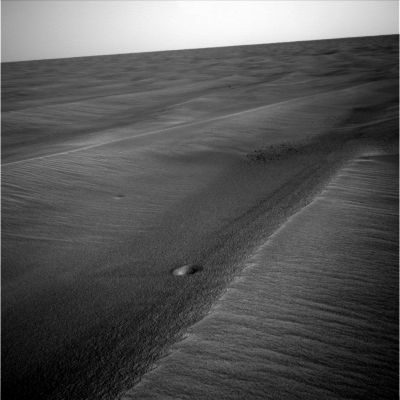 Marching in the desert (1) - Sol 433
In questo frame - che fa parte di un trittico relativo al Sol 433 di Opportunity - abbiamo trovato un dettaglio molto interessante e, secondo noi, davvero inusuale: 2 crateri davvero molto piccoli e  che, secondo noi, dovrebbero essere di recentissima formazione. 
Perchè "recentissima"? 
Perchè, in accordo a quanto dicono alla NASA, Meridiani Planum viene spazzata da venti fortissimi (e Dust-Devils) per buona parte dell'anno Marziano. 
Noi sappiamo che questi venti sono gli Autori delle "sepolture" e delle "esumazioni" dei crateri e ci sembra, avendo riguardo a questi specifici craterini, che essi NON appartengano alla Classe degli "exhumed".

Se i craterini in questione NON sono "riesumati" (e, ovviamente, NON sono sepolti), allora non ci resta altro da fare che supporre la loro recentissima formazione.
Potremmo sbagliarci, come ovvio, ma la nostra impressione è che i due "craterini" sìano comunque una Singolarità da valutare con grande attenzione.
Parole chiave: Mars Panorama - Controversial