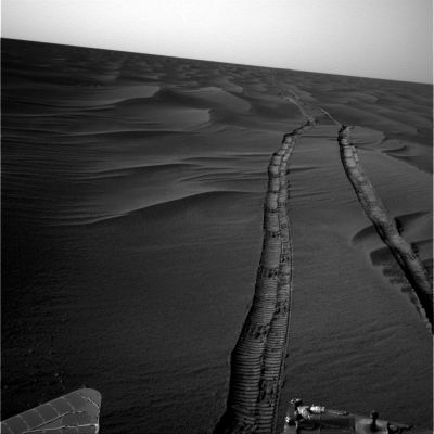 "Cutting" the Side-Winders (1)
Le tracce lasciate da Opportunity sulle "sabbie" di Meridiani Planum sembrano 'tagliare', letteralmente, i Side-Winders: si tratta di un effetto già visto in passato, ma mai con una simile nitidezza (almeno a nostra memoria).
Vi risparmiamo le nostre usuali considerazioni sulla totale atipicità dei solchi che Opportunity ha tracciato sul deserto di Meridiani (e che non crediamo che verranno cancellati tanto in fretta dai venti di Marte...) se la superficie su cui il Rover si muove fosse davvero qualcosa anche di solo vagamente simile alla "sabbia" (nel senso terrestre del termine).
Parole chiave: Mars Panorama - Controversial