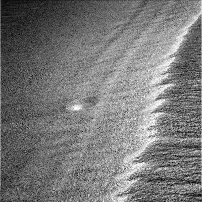 Small crater in the sand (1) - Sol 436
Un cratere davvero minuscolo, sul fianco di un Side-Winder: si tratta di un frame davvero intrigante perchè, come avevamo già detto in precedenza, o si tratta di un cratere recentissimo, non ancora ricoperto dalla polvere che i venti di Marte sollevano (a detta della NASA) quasi di continuo, oppure si tratta di un cratere antico (o comunque piuttosto vecchio) appena riportato alla luce, magari, da un refolo particolarmente intenso o da un Dust Devil.
La nostra opinione, dopo aver esaminato le immagini del craterino usando qualche piccolo supporto software, è che entrambe le due summenzionate ipotesi potrebbero essere - in parte - errate. 
Parole chiave: Mars craters
