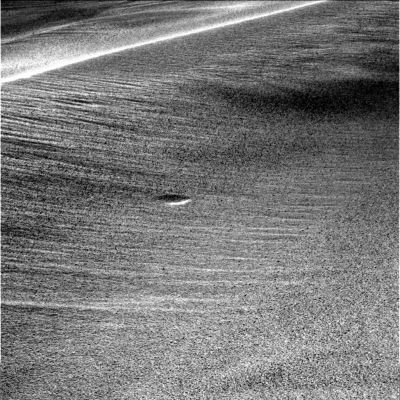 Small crater in the sand (2)
In questa immagine, un altro "minicratere" che giace tra un Side-Winder e l'altro. Come dicevamo in sede di commento al frame precedente, forse ambedue le ipotesi (da noi stessi formulate) sono scorrette e lo sono poichè si scontrano violentemente con tutta una serie di premesse che la Comunità Scientifica sembra aver accettatto in totale fiducia e tranquillità. 
Ad ogni modo, eccoVi le nostre riflessioni:
1) non è possibile che si tratti di exhumed craters: è la stessa morfologia del suolo circostante ad escluderlo; 
2) non è possibile che si tratti di "tracce anomale" lasciate, p.e.,  dai Dust-Devils o da altri fenomeni analoghi legati al vento o alle correnti d'aria poichè le impronte tipiche dei fenomeni atmosferici sono - almeno per quanto ne sappiamo - totalmente diverse;
3) non è possibile (rectius: non è proprio credibile), se si tratta effettivamente di "piccole fosse nel terreno" (ed a prescindersi dalla loro origine), che i venti di Marte le abbiano "risparmiate" disegnando Side-Winders...
Parole chiave: Mars craters