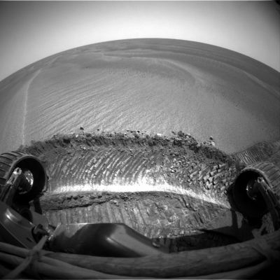 Opportunity digs a very big trench
...tutto intorno ad esse, ma senza tuttavia riuscire a coprirle (e comunque si vede molto chiaramente che le due "fossette" si sono formate successivamente alla formazione dei Side-Winders ai quali si "appoggiano", se ci passate questa espressione...).

E allora?

E allora, se non vogliamo pensare che questi due mini-crateri si sono davvero formati poche ore (o, al massimo, solo pochi giorni) prima dell'arrivo in zona del Rover - il quale, in tal caso, sarebbe stato davvero fortunato ad evitare di essere colpito da queste pietre (che si tratti di "ejecta"?!?) - ci restano queste deduzioni:

1) i venti di Marte non soffiano affatto di continuo o, se lo fanno, sono venti deboli, oppure estremamente localizzati e capaci di smuovere aree circoscritte della superficie Marziana - solo dove si trovano a passare, tanto per essere chiari, lasciando DEL TUTTO inalterato il suolo che NON toccano direttamente;
2) i venti di Marte non sono in condizione (per ora) di modificare la configurazione di Meridiani Planum;
Parole chiave: Mars Panorama